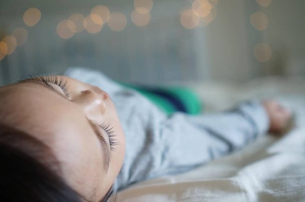 Syndrome de la tête plate chez les bébés : mythes vs réalités